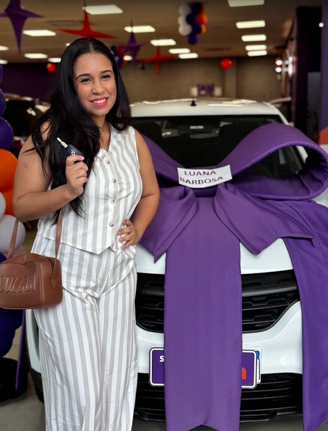 Luana Barbosa segurando a chave do carro que conquistou